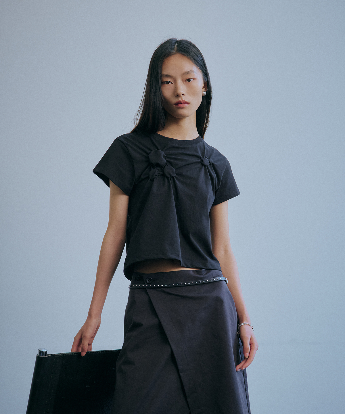 백시(BEKSI) CIRCULAR SHIRRING T-SHIRT, BLACK