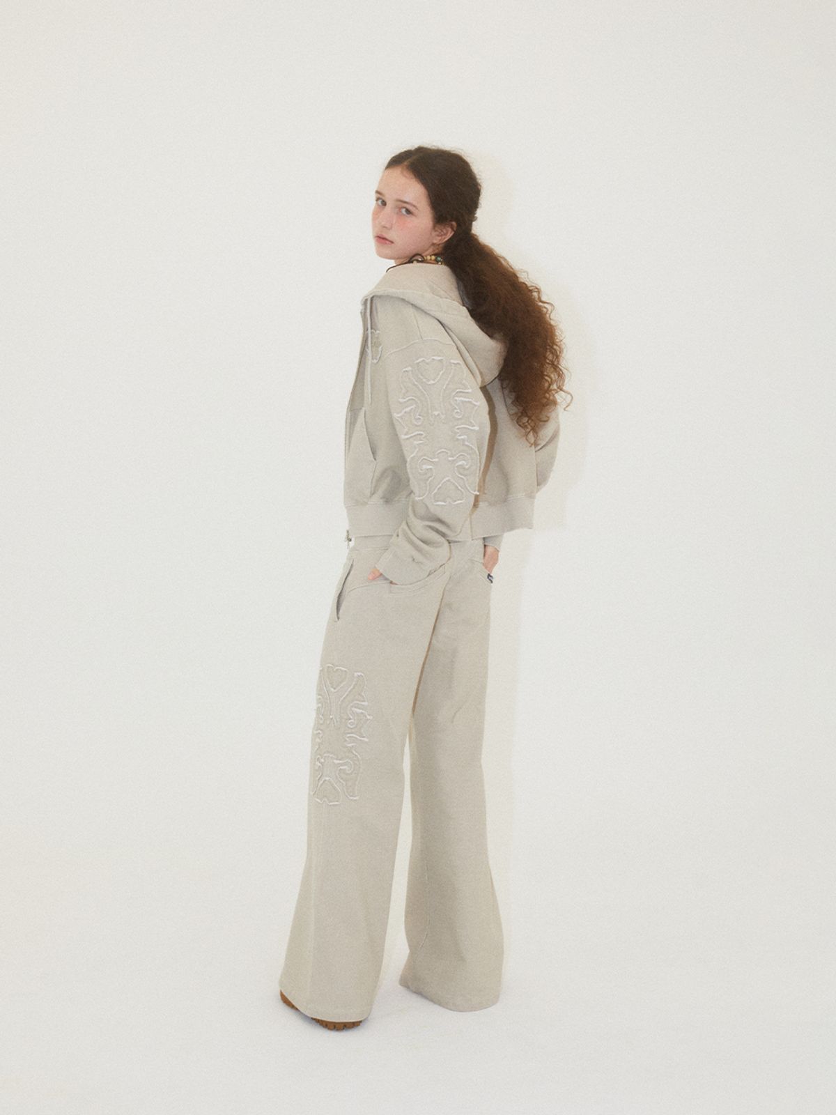 에즈이프 캘리(ASIF CALIE) APPLIQUE BOOTCUT PANTS IVORY