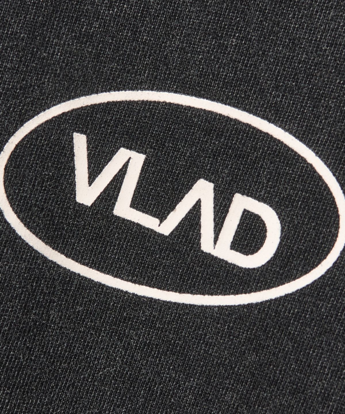 디미트리블랙(DIMITRI BLACK) VLAD 스몰 로고 티셔츠_피그먼트 차콜