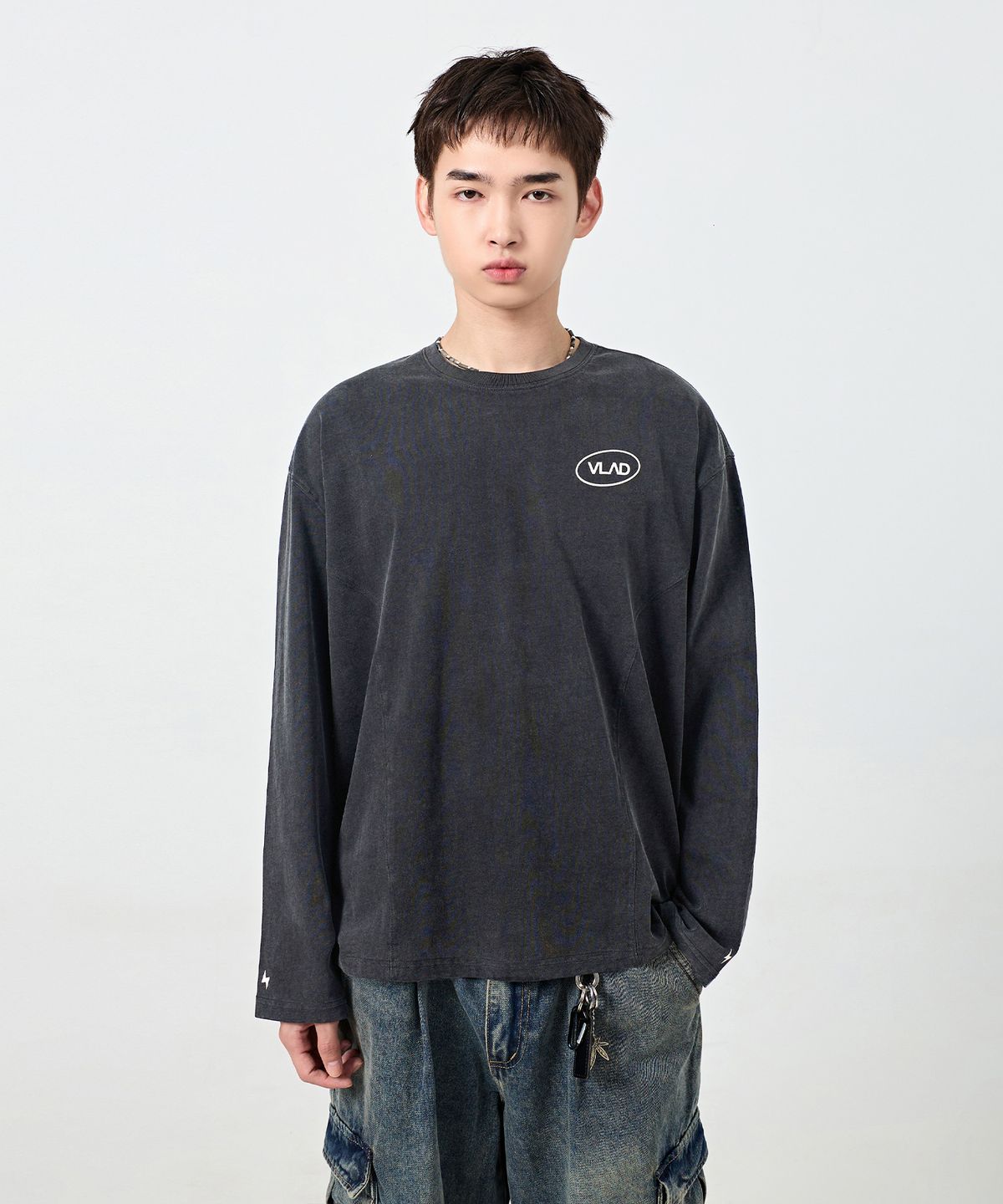 디미트리블랙(DIMITRI BLACK) VLAD 스몰 로고 티셔츠_피그먼트 차콜