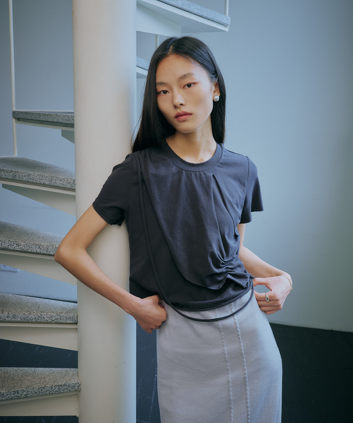백시(BEKSI) DRAPE LAYERED T-SHIRT, CHARCOAL
