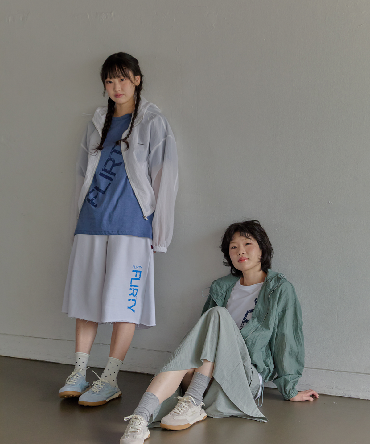 플러티(FLIRTY) FLIRTY 빈티지 로고 피그먼트 스냅 티셔츠 (Blue)