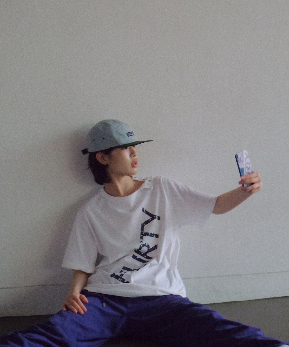 플러티(FLIRTY) FLIRTY 빈티지 로고 피그먼트 스냅 티셔츠 (White)