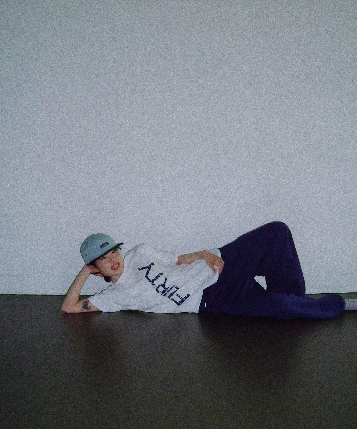 플러티(FLIRTY) FLIRTY 빈티지 로고 피그먼트 스냅 티셔츠 (White)