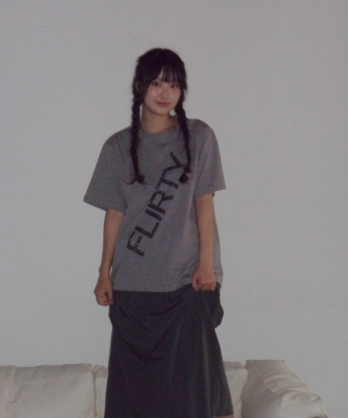 플러티(FLIRTY) FLIRTY 빈티지 로고 피그먼트 스냅 티셔츠 (Charcoal)