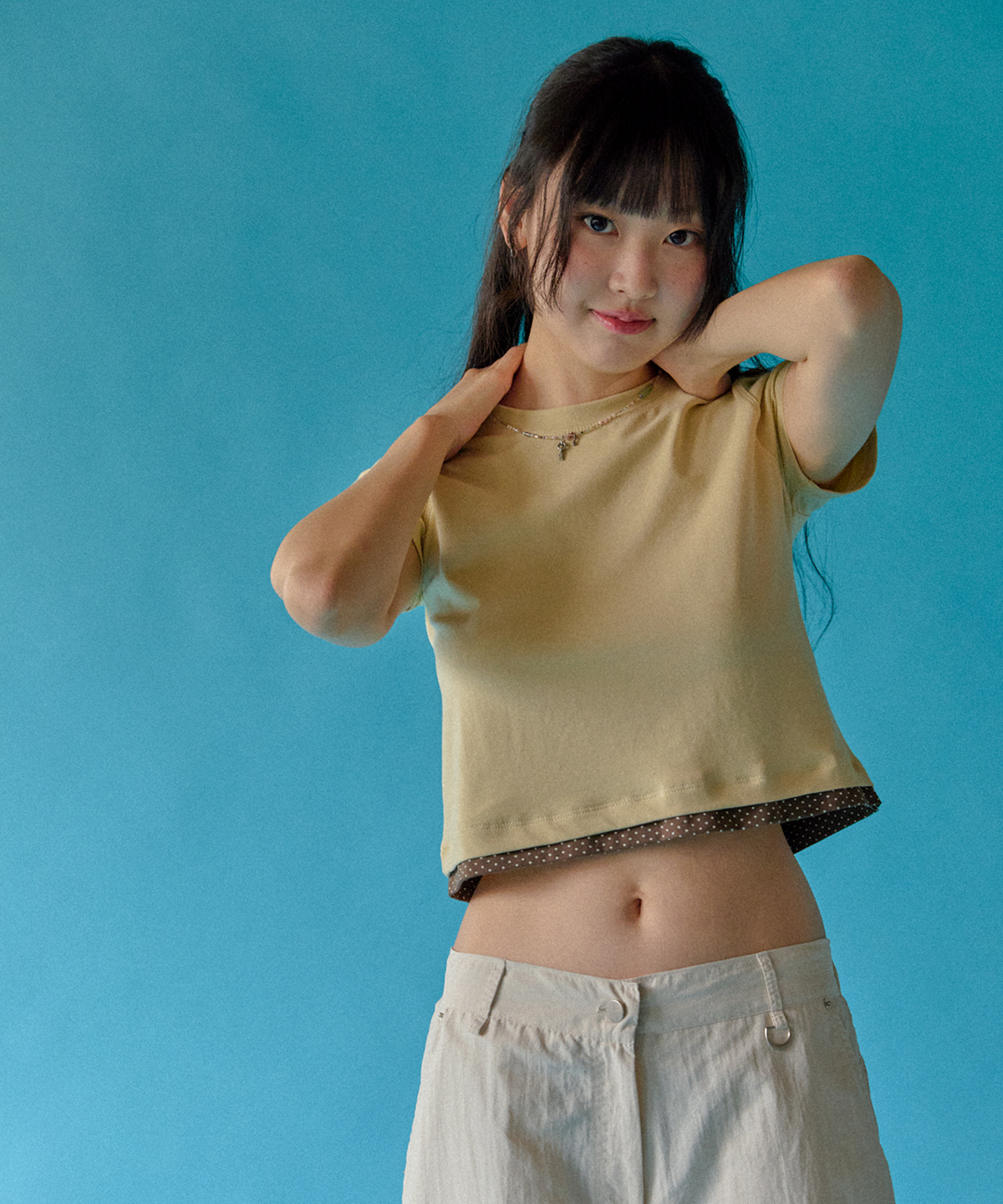 플러티(FLIRTY) 미니멀 도트 배색 크롭 티셔츠 (Yellow)