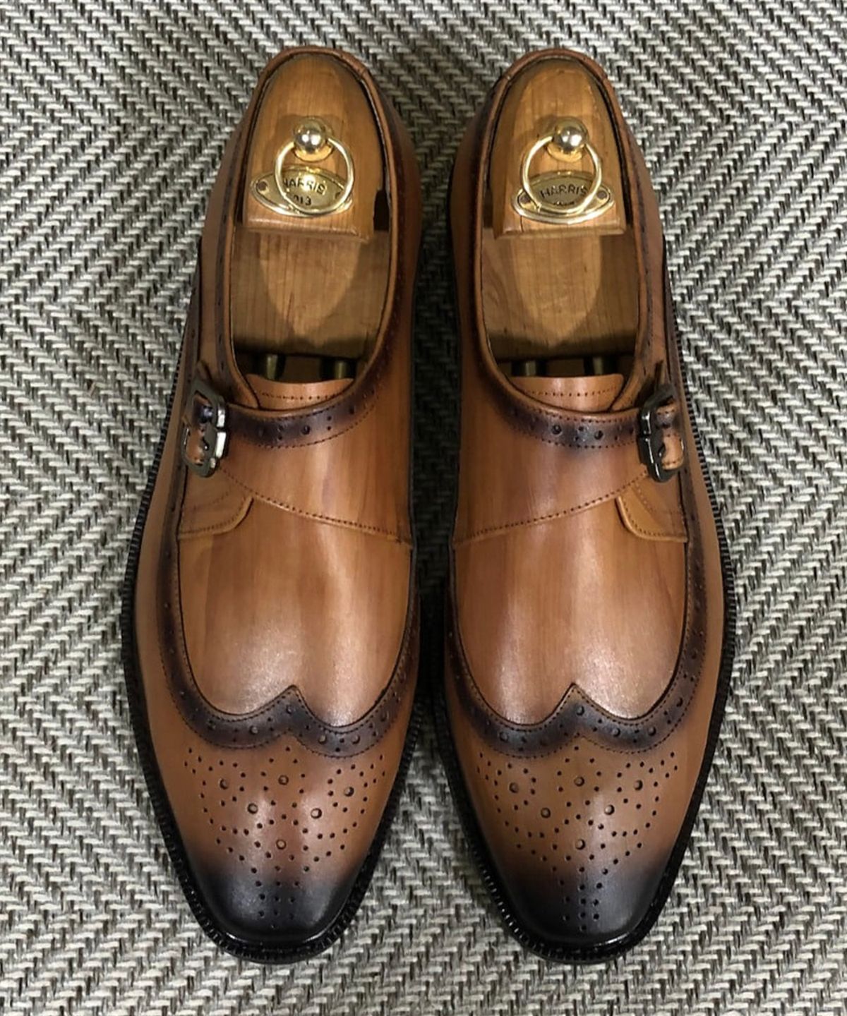 조앤슈(JOENSHOE) 던킨 싱글 몽크스크랩 우드브라운
