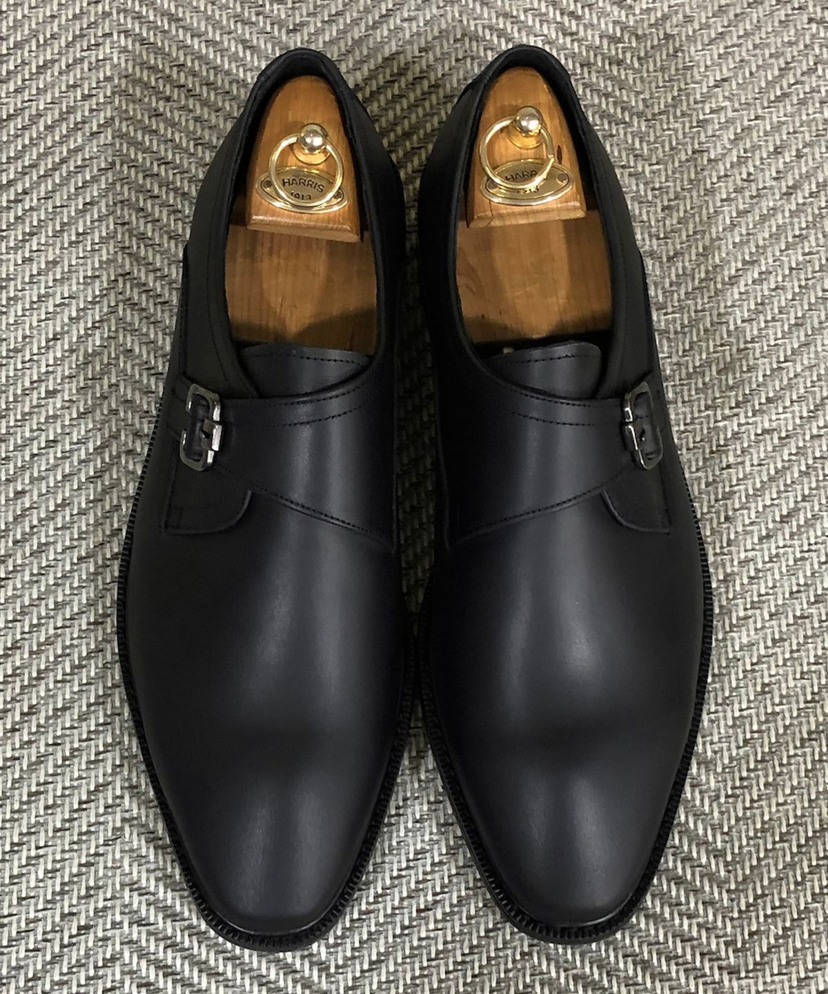 조앤슈(JOENSHOE) 슈만 원버클 미들 몽크스트랩 매트블랙