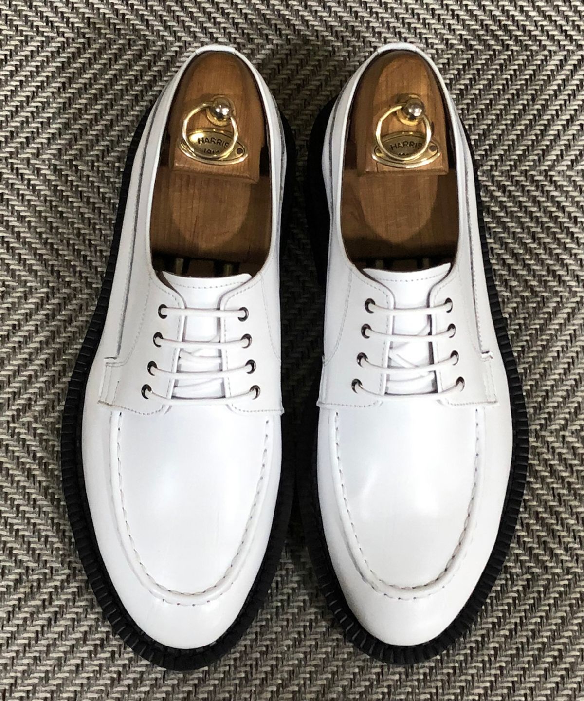 조앤슈(JOENSHOE) 버그너 유팁 투톤 워커 화이트