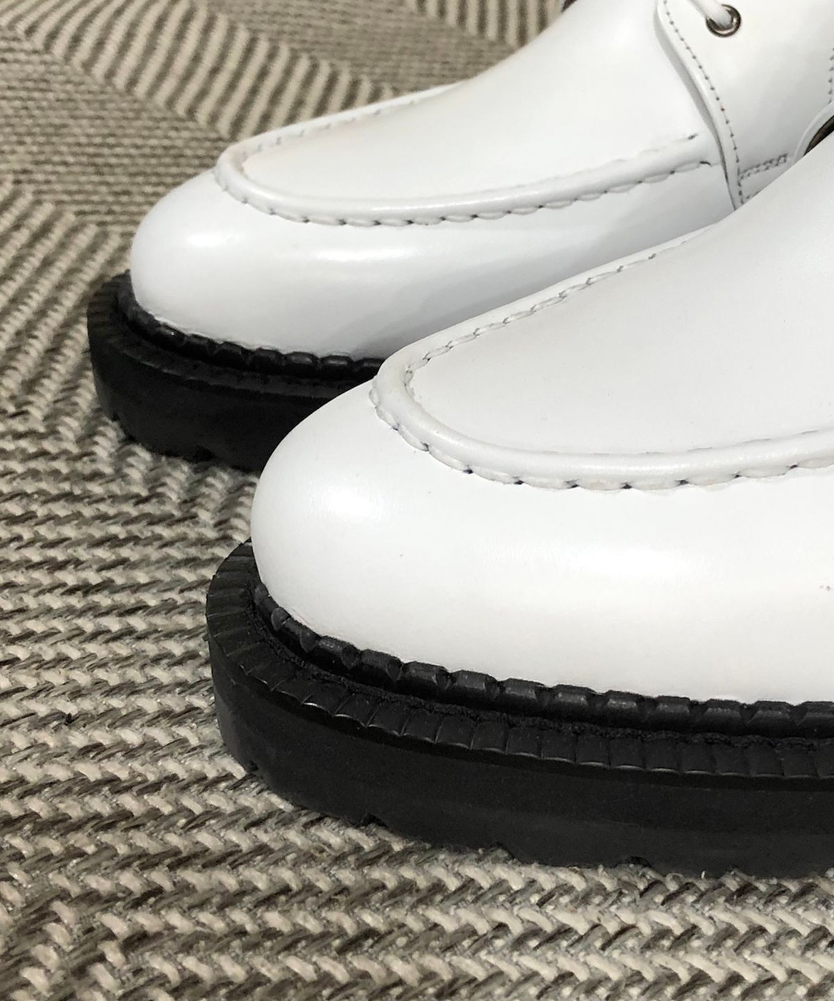 조앤슈(JOENSHOE) 버그너 유팁 투톤 워커 화이트