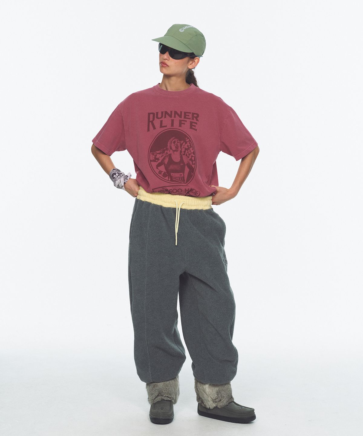 미나수(MENASOO) 275g Heavy Cotton Runner Graffiti Pigment T Shirt_Burgundy