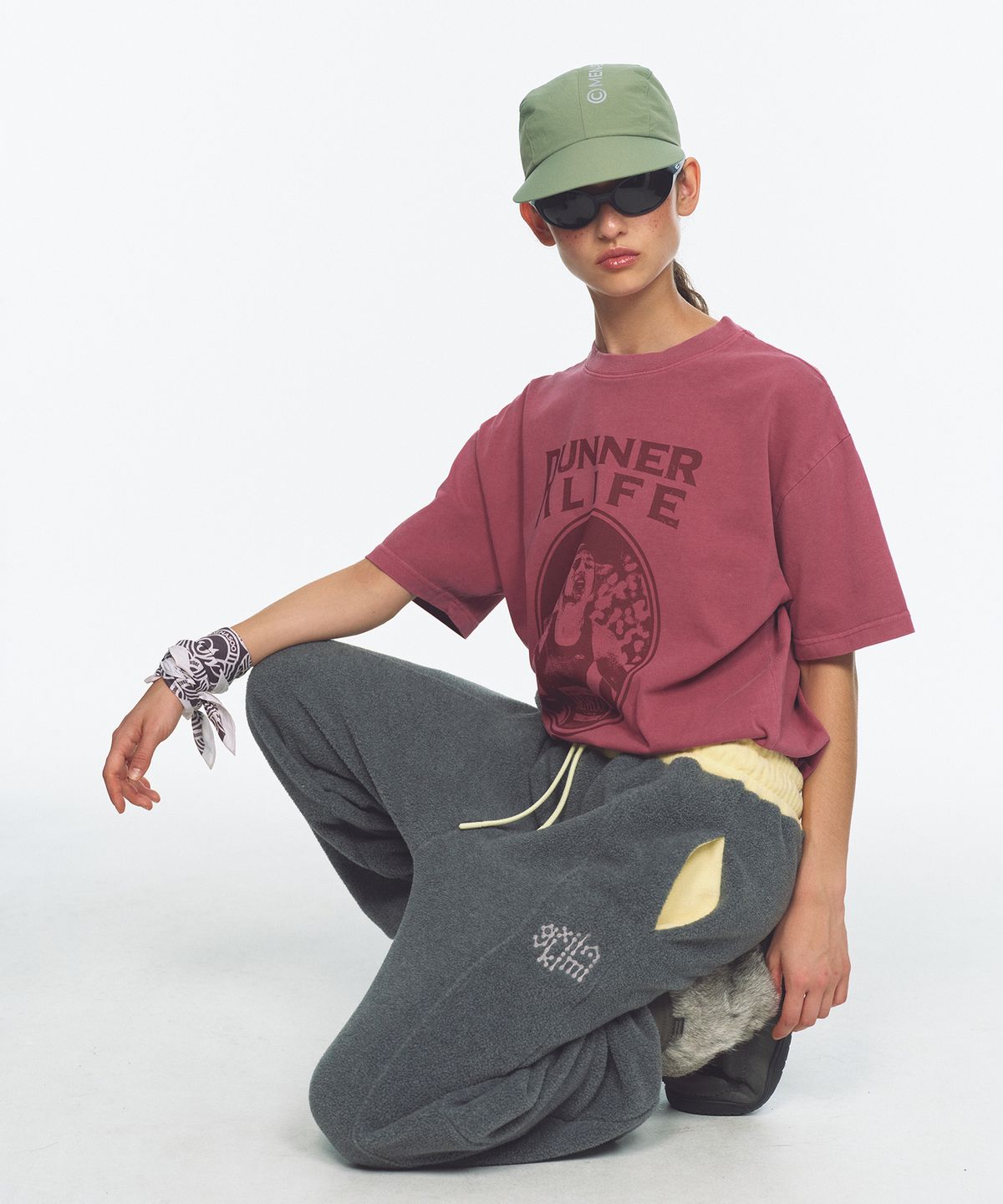 미나수(MENASOO) 275g Heavy Cotton Runner Graffiti Pigment T Shirt_Burgundy