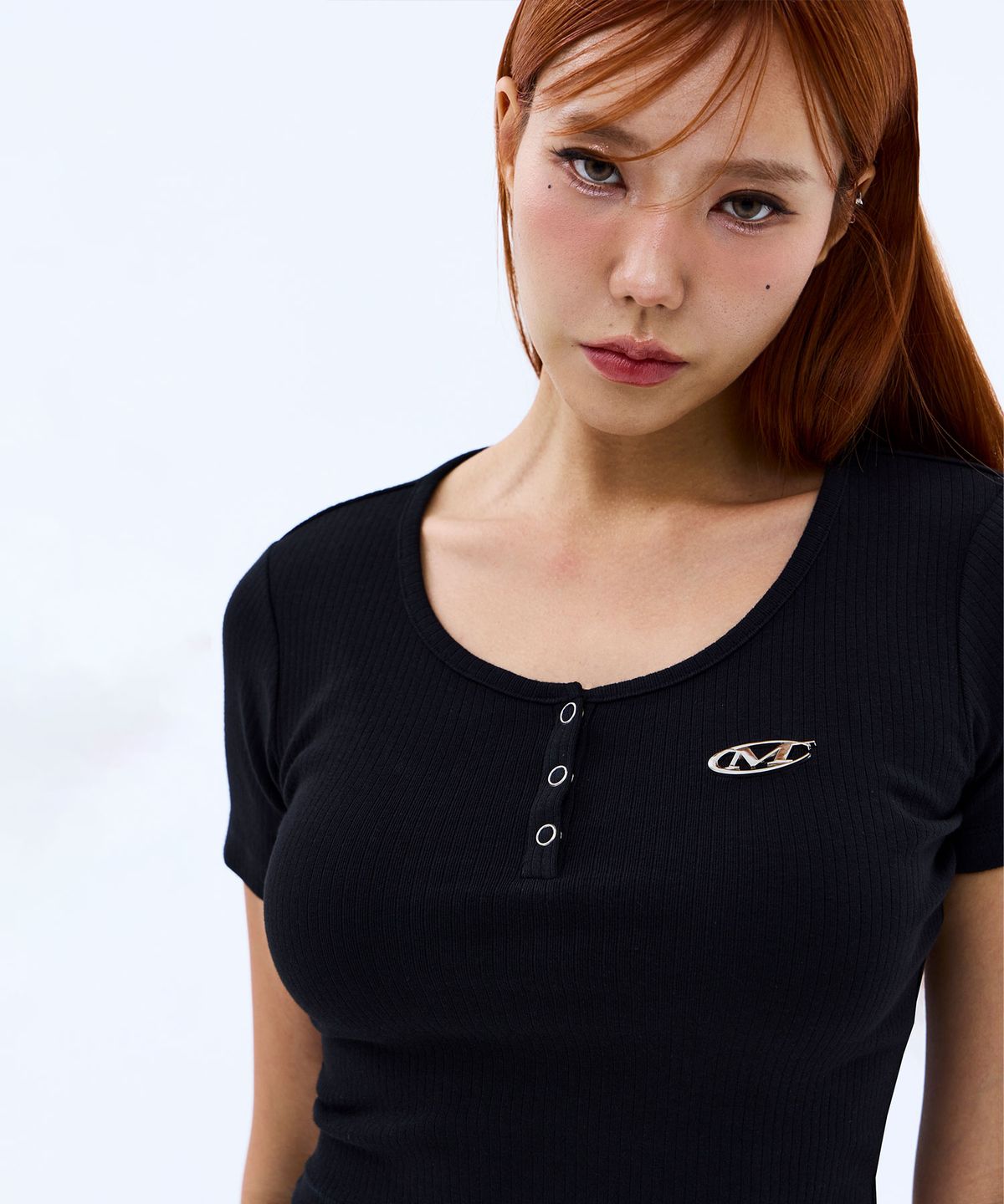 미학(MIHAK) 메탈 로고 크롭 헨리넥 티셔츠 (BLACK)