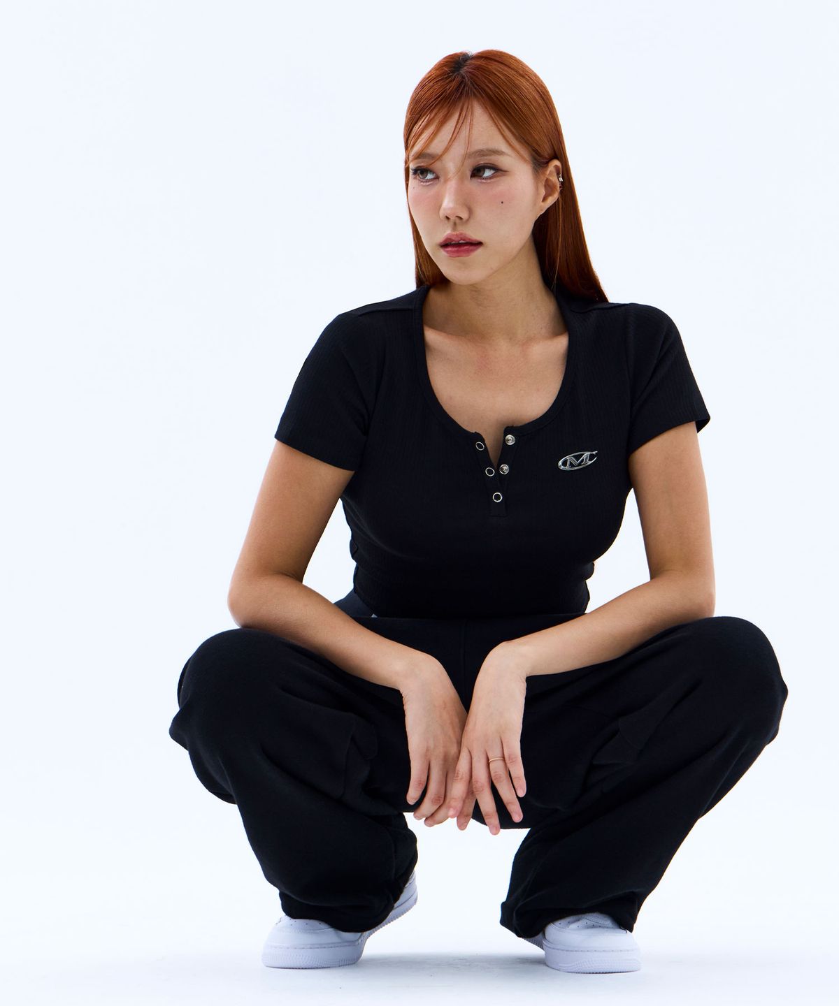 미학(MIHAK) 메탈 로고 크롭 헨리넥 티셔츠 (BLACK)