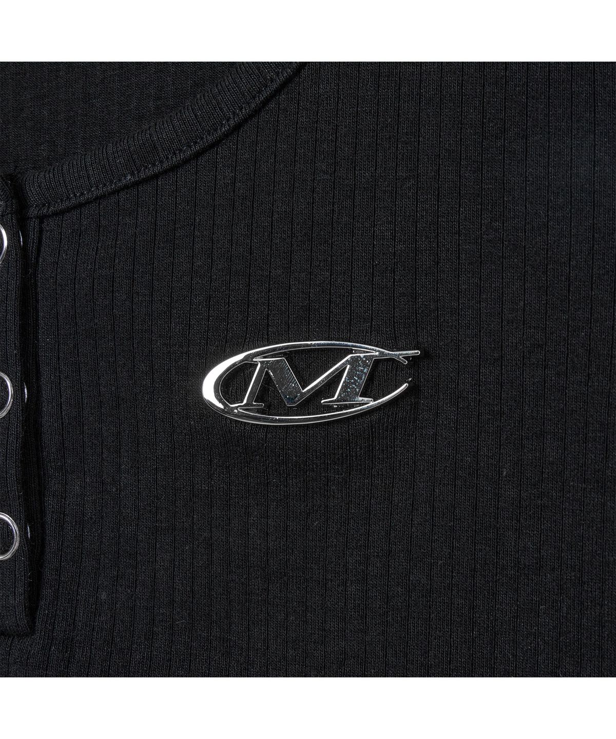 미학(MIHAK) 메탈 로고 크롭 헨리넥 티셔츠 (BLACK)