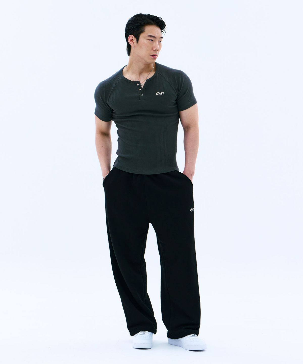 미학(MIHAK) 메탈 로고 머슬핏 헨리넥 티셔츠 (KHAKI)