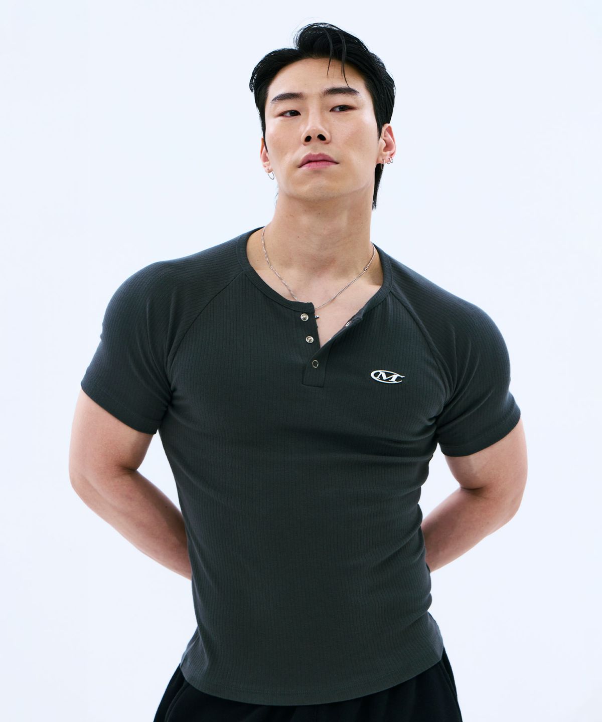 미학(MIHAK) 메탈 로고 머슬핏 헨리넥 티셔츠 (KHAKI)