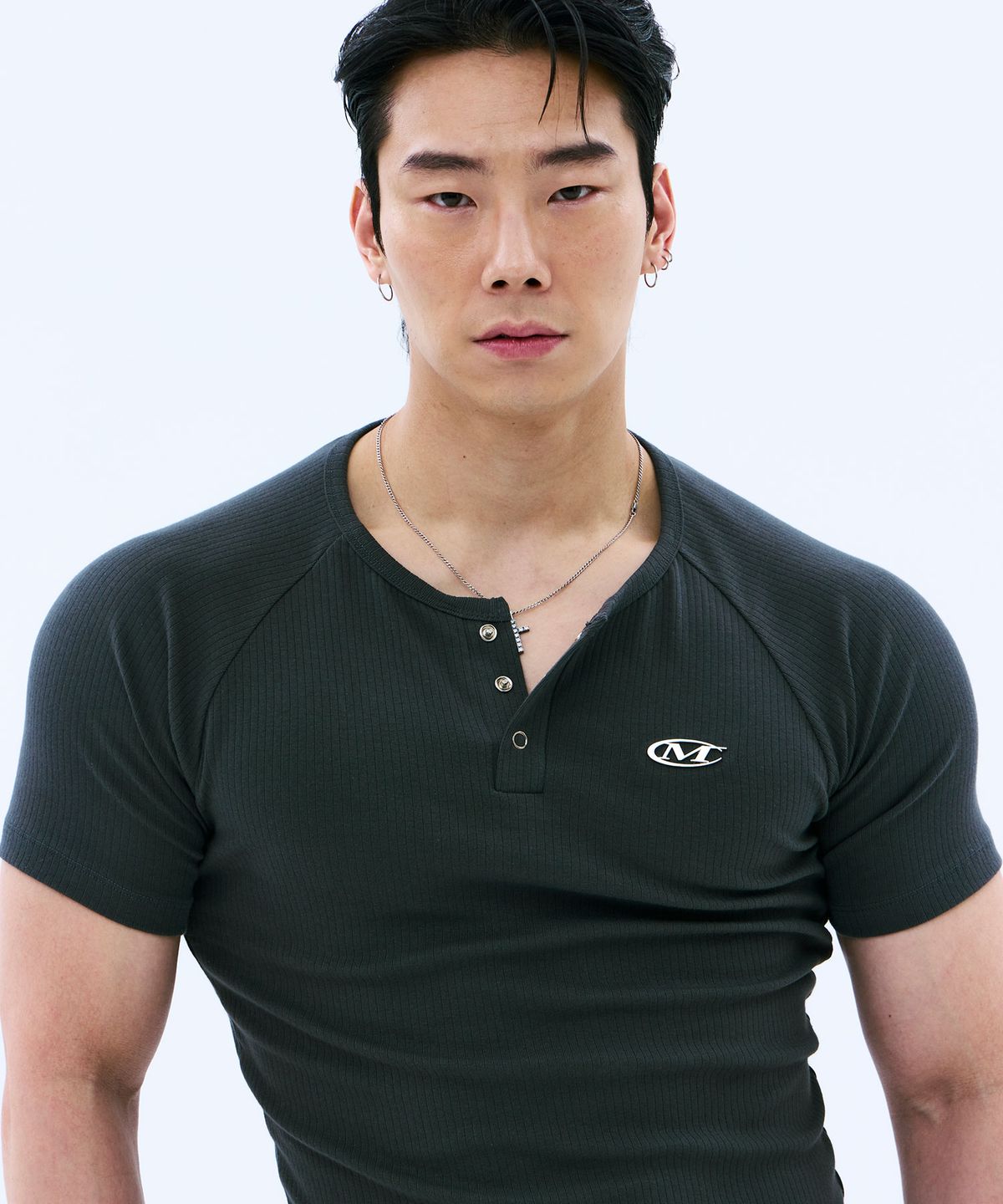 미학(MIHAK) 메탈 로고 머슬핏 헨리넥 티셔츠 (KHAKI)