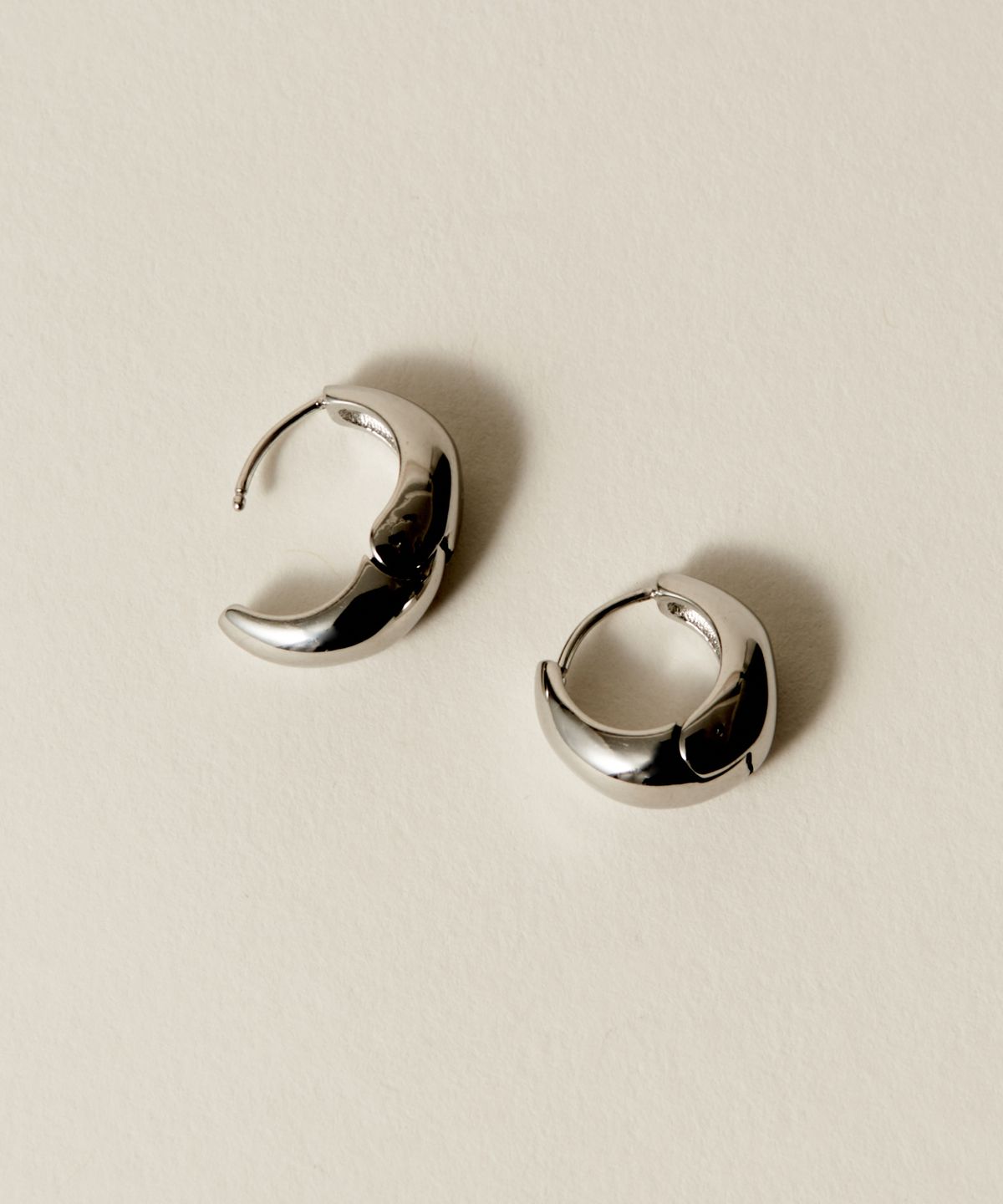 노비스도쿄(NOVICE TOKYO) 미니 오벌 귀걸이 Mini Compact Oval Pierce［Stainless］/ Silver