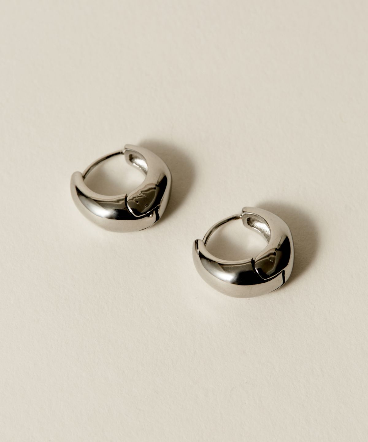 노비스도쿄(NOVICE TOKYO) 미니 오벌 귀걸이 Mini Compact Oval Pierce［Stainless］/ Silver