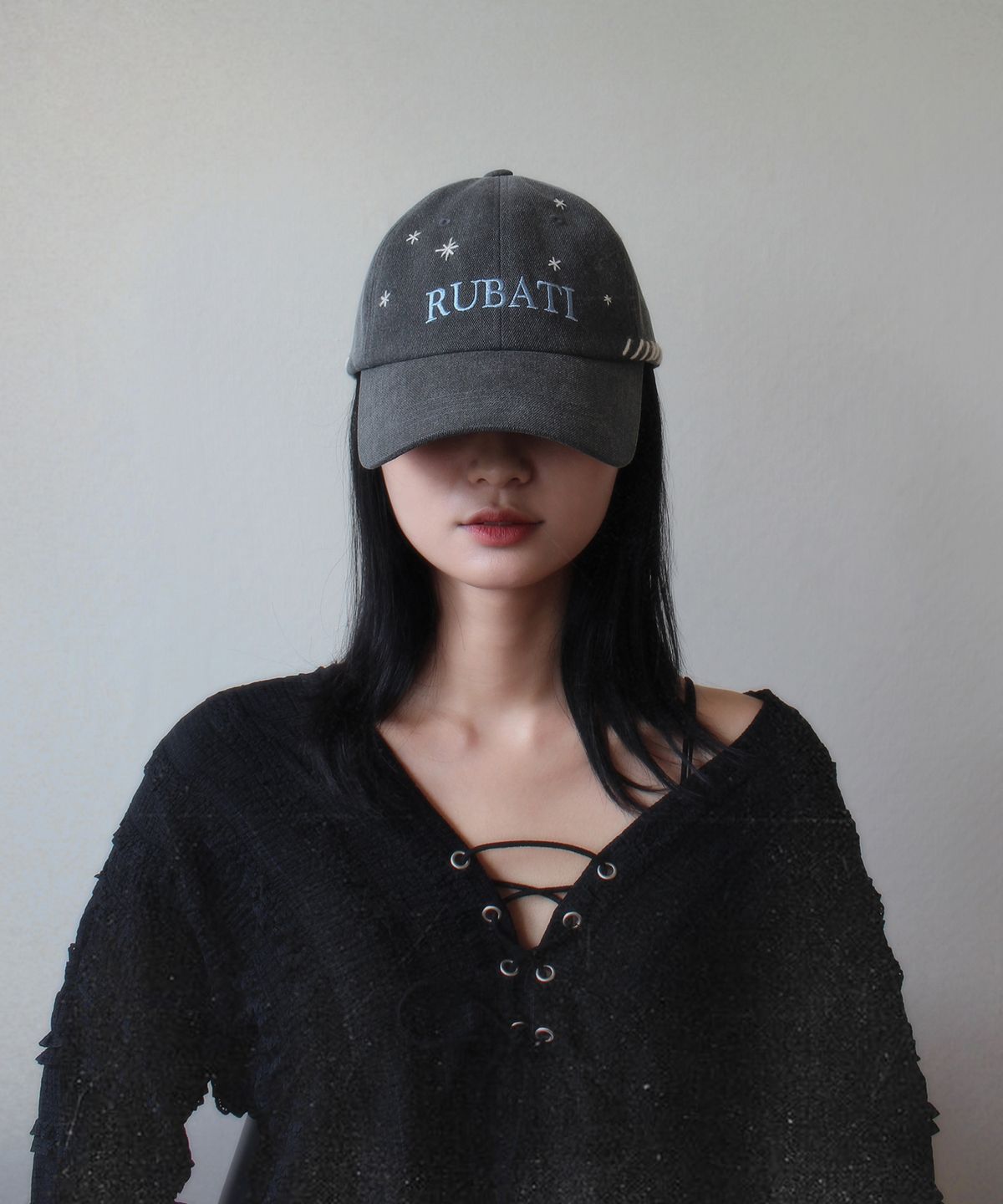 루바티(RUBATI) 스텔라 핸드스티치 빈티지 피그먼트 볼캡_챠콜