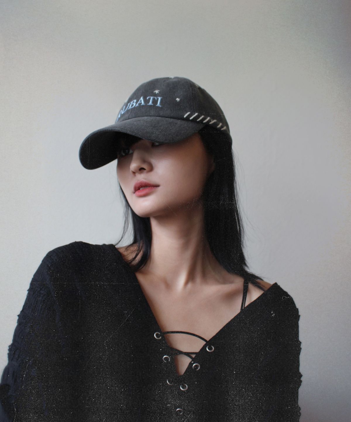 루바티(RUBATI) 스텔라 핸드스티치 빈티지 피그먼트 볼캡_챠콜