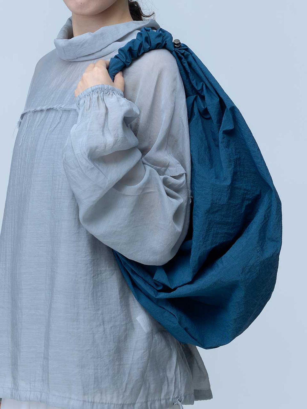 아코크(ACOC) Mid Tangle Twist Bag_Blue