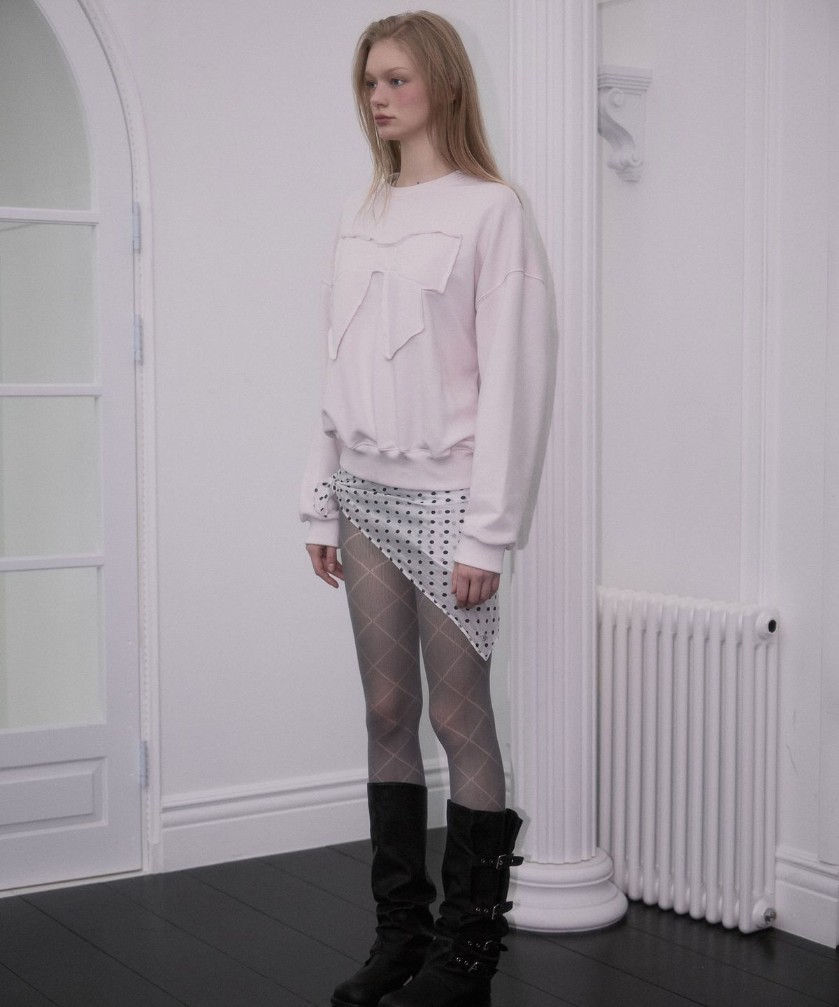 로제프란츠(ROSEFRANTZ) Patch Ribbon Sweatshirt [Light Pink]