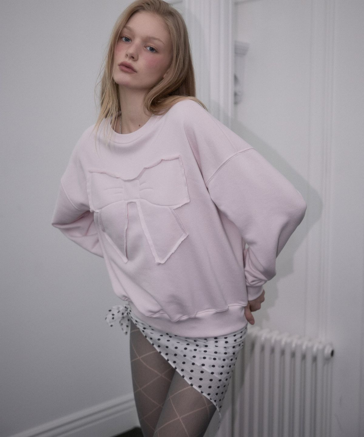 로제프란츠(ROSEFRANTZ) Patch Ribbon Sweatshirt [Light Pink]