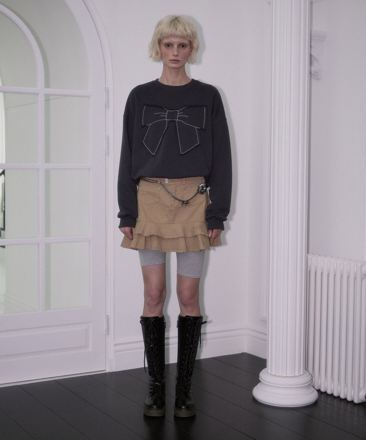 로제프란츠(ROSEFRANTZ) Patch Ribbon Sweatshirt [Charcoal]