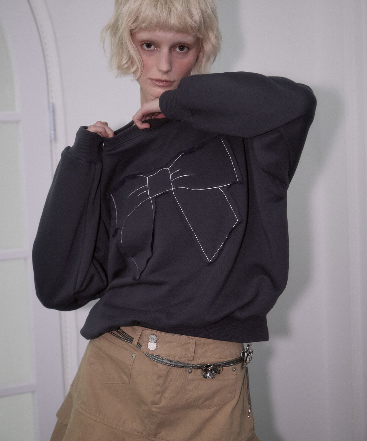 로제프란츠(ROSEFRANTZ) Patch Ribbon Sweatshirt [Charcoal]