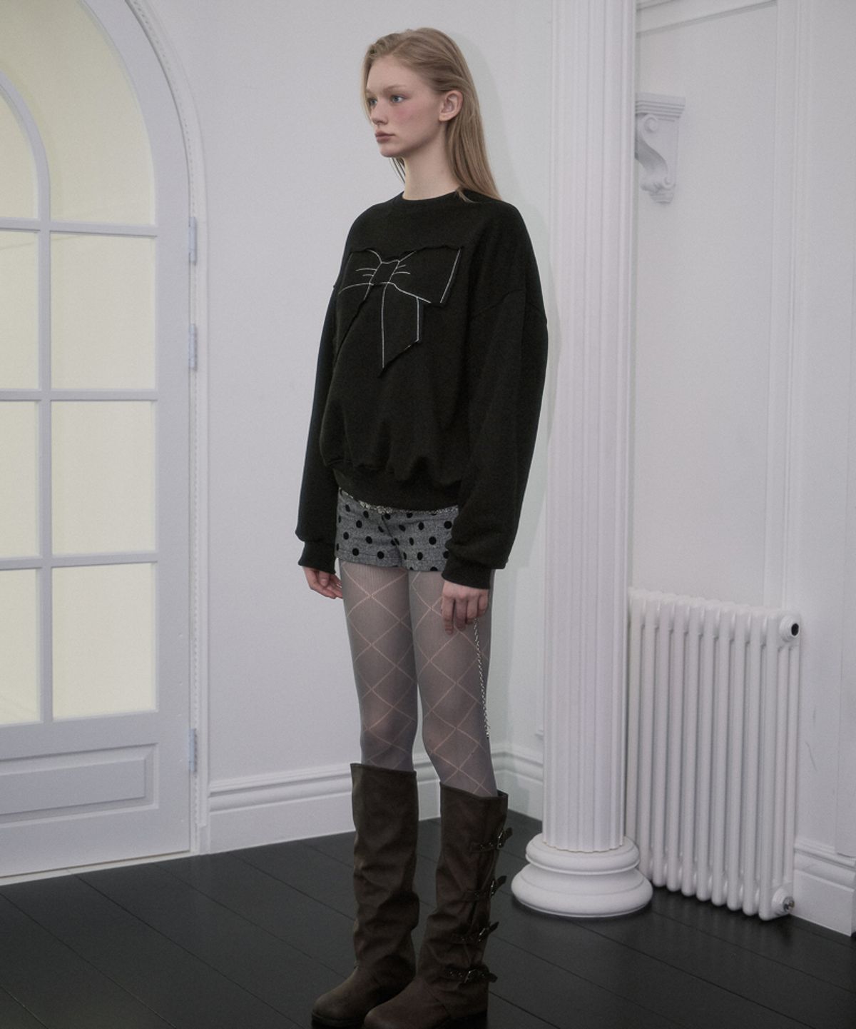 로제프란츠(ROSEFRANTZ) Patch Ribbon Sweatshirt [Black]