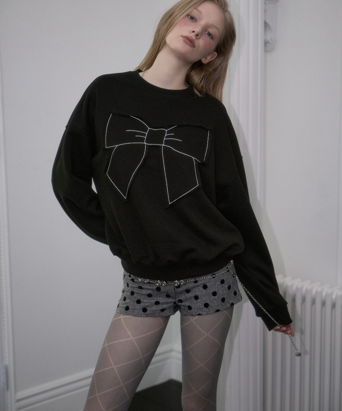 로제프란츠(ROSEFRANTZ) Patch Ribbon Sweatshirt [Black]