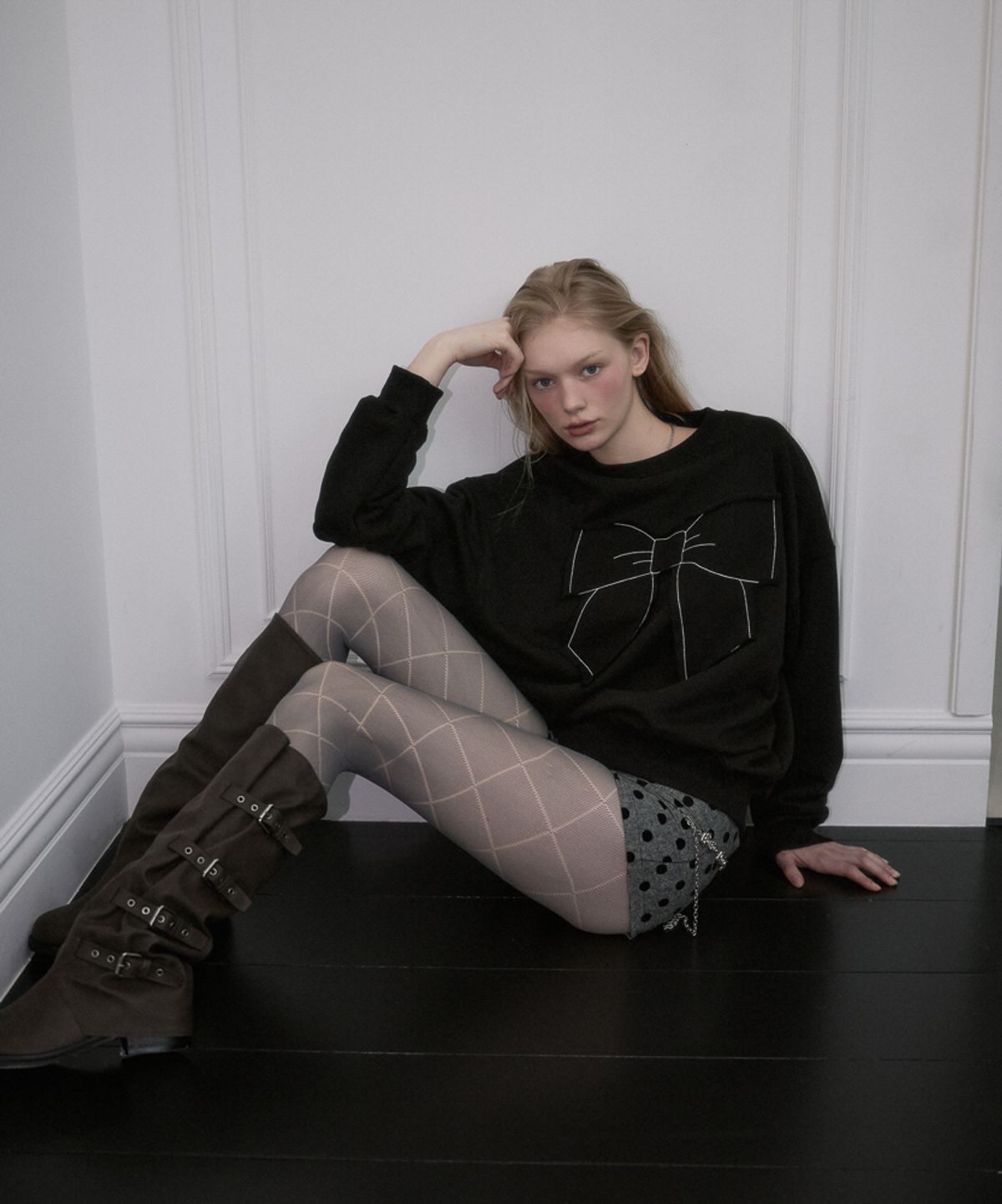 로제프란츠(ROSEFRANTZ) Patch Ribbon Sweatshirt [Black]