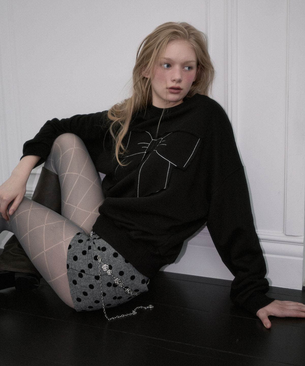 로제프란츠(ROSEFRANTZ) Patch Ribbon Sweatshirt [Black]