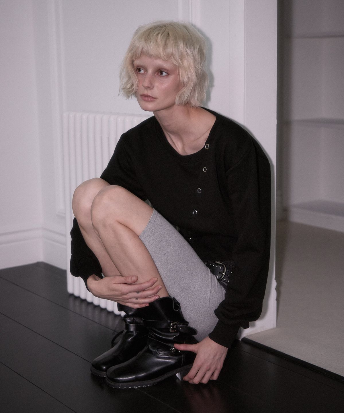 로제프란츠(ROSEFRANTZ) Eyelet Slit Sweatshirt [Black]