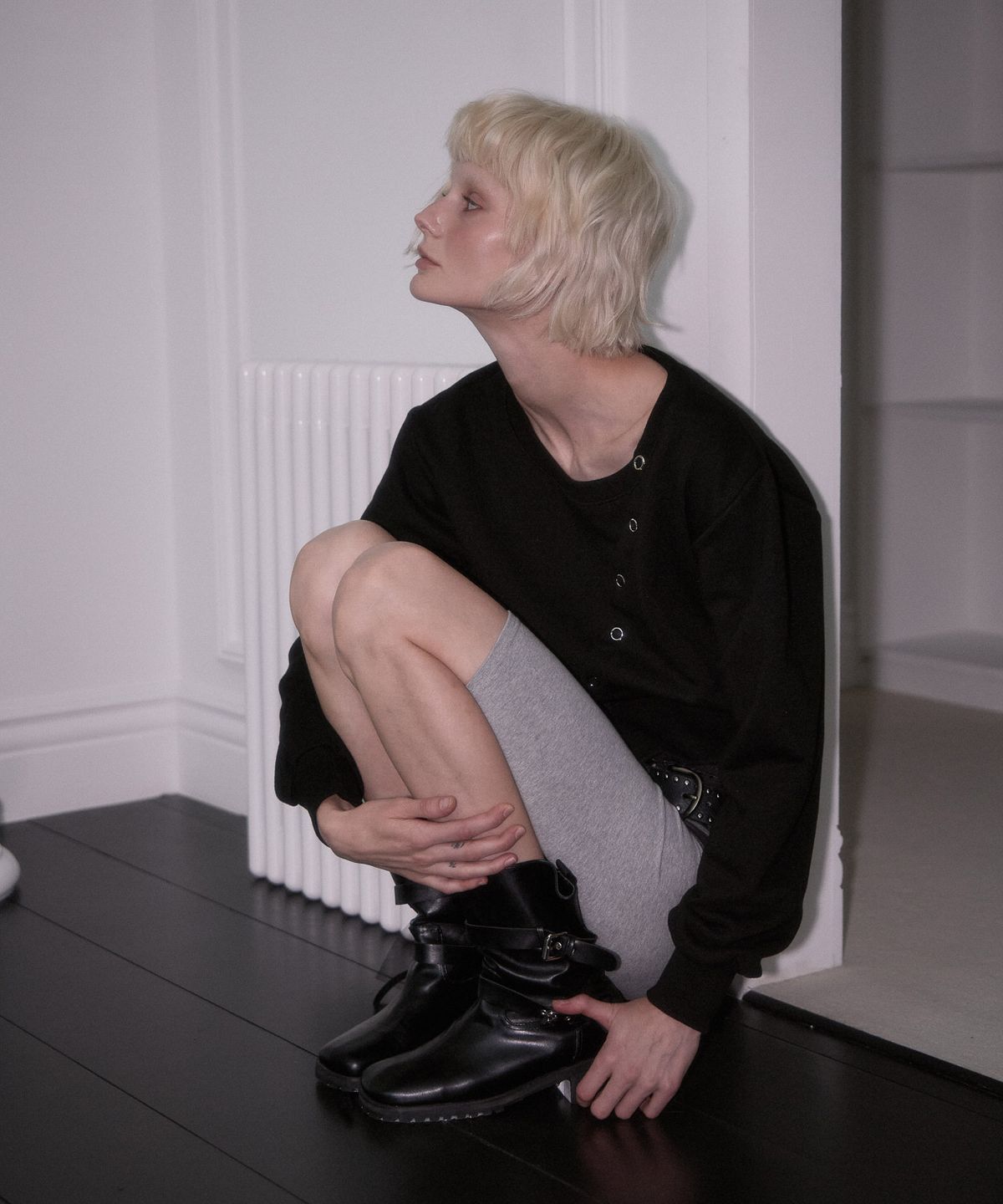 로제프란츠(ROSEFRANTZ) Eyelet Slit Sweatshirt [Black]