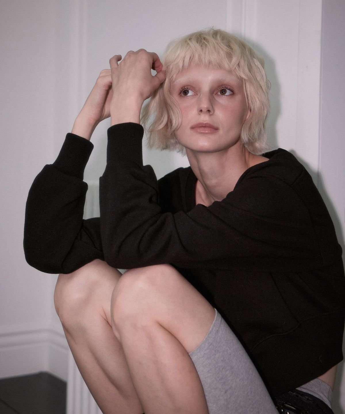 로제프란츠(ROSEFRANTZ) Eyelet Slit Sweatshirt [Black]