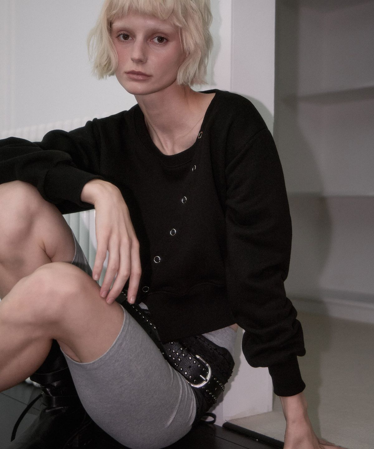 로제프란츠(ROSEFRANTZ) Eyelet Slit Sweatshirt [Black]