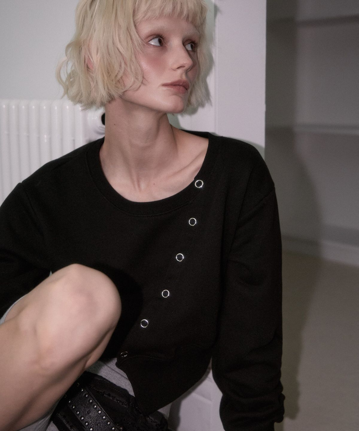 로제프란츠(ROSEFRANTZ) Eyelet Slit Sweatshirt [Black]