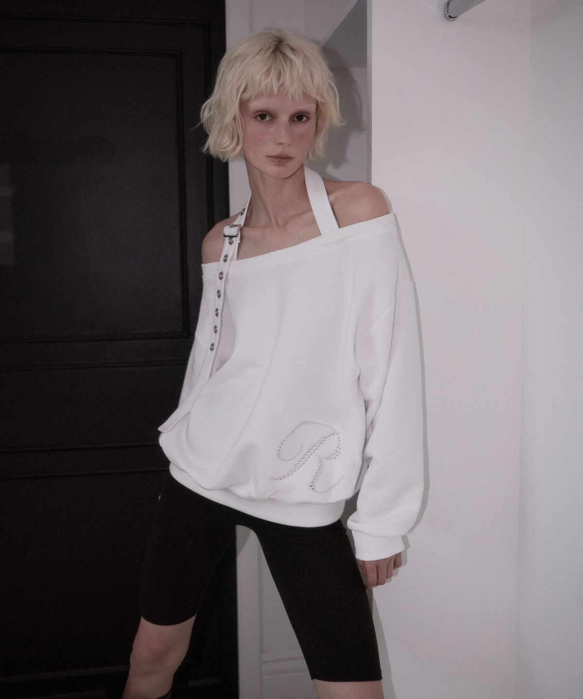 로제프란츠(ROSEFRANTZ) Eyelet Strap Open Sweatshirt [Ivory]