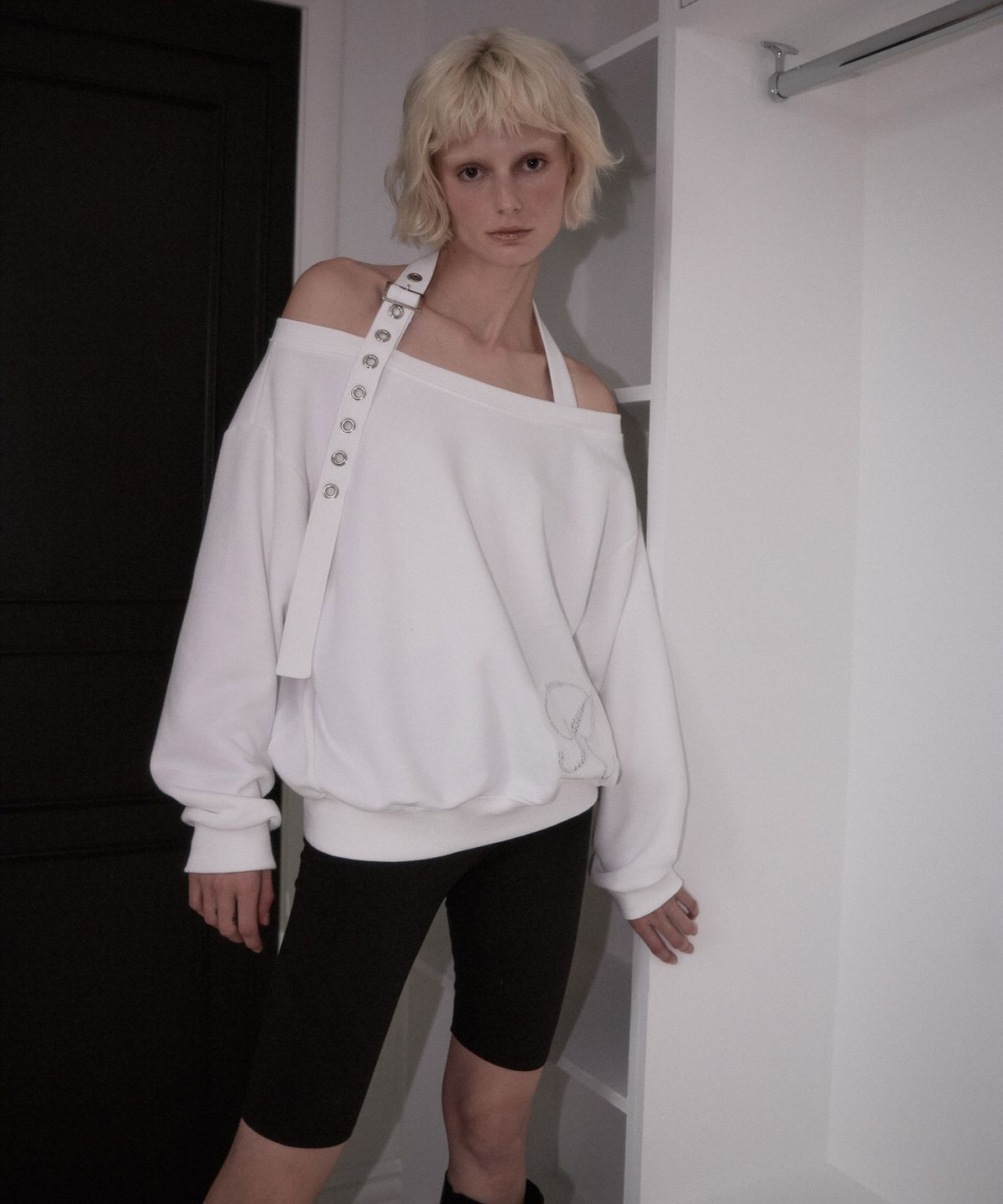 로제프란츠(ROSEFRANTZ) Eyelet Strap Open Sweatshirt [Ivory]