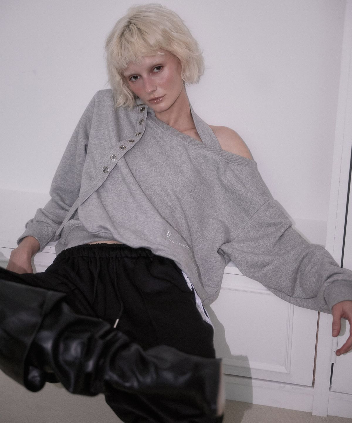 로제프란츠(ROSEFRANTZ) Eyelet Strap Open Sweatshirt [Gray]