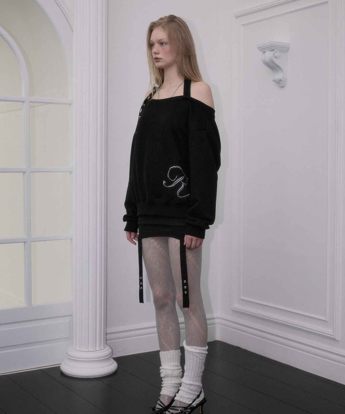 로제프란츠(ROSEFRANTZ) Eyelet Strap Open Sweatshirt [Black]