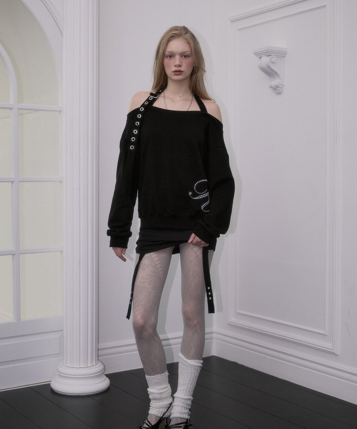 로제프란츠(ROSEFRANTZ) Eyelet Strap Open Sweatshirt [Black]