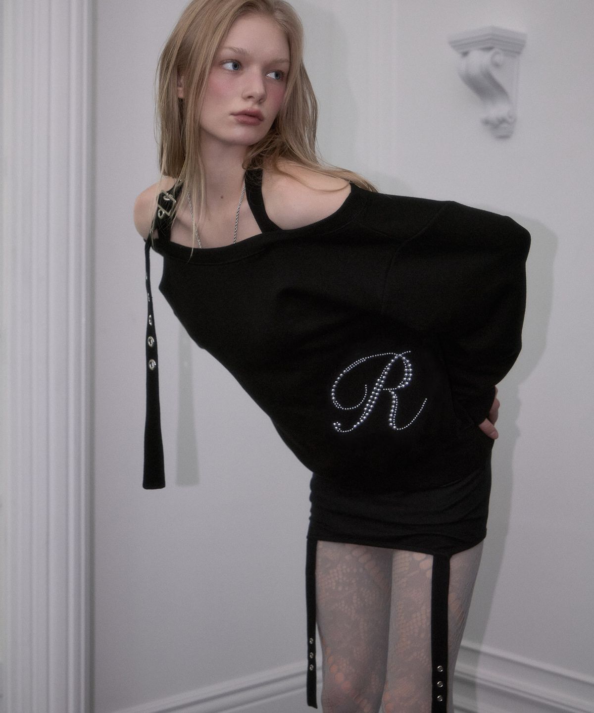 로제프란츠(ROSEFRANTZ) Eyelet Strap Open Sweatshirt [Black]