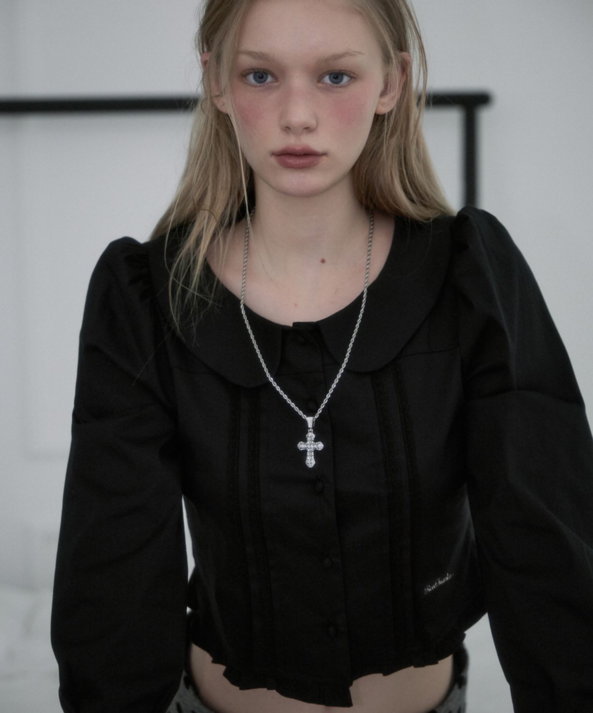 로제프란츠(ROSEFRANTZ) Lace Frill Crop Blouse [Black]