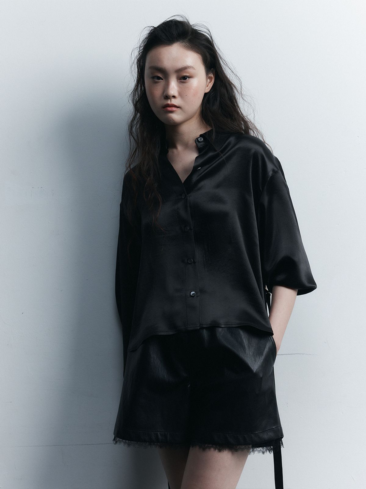 하우스공칠이씨(HAUS072C) SILKY STRAPE BLOUSE KHAKI