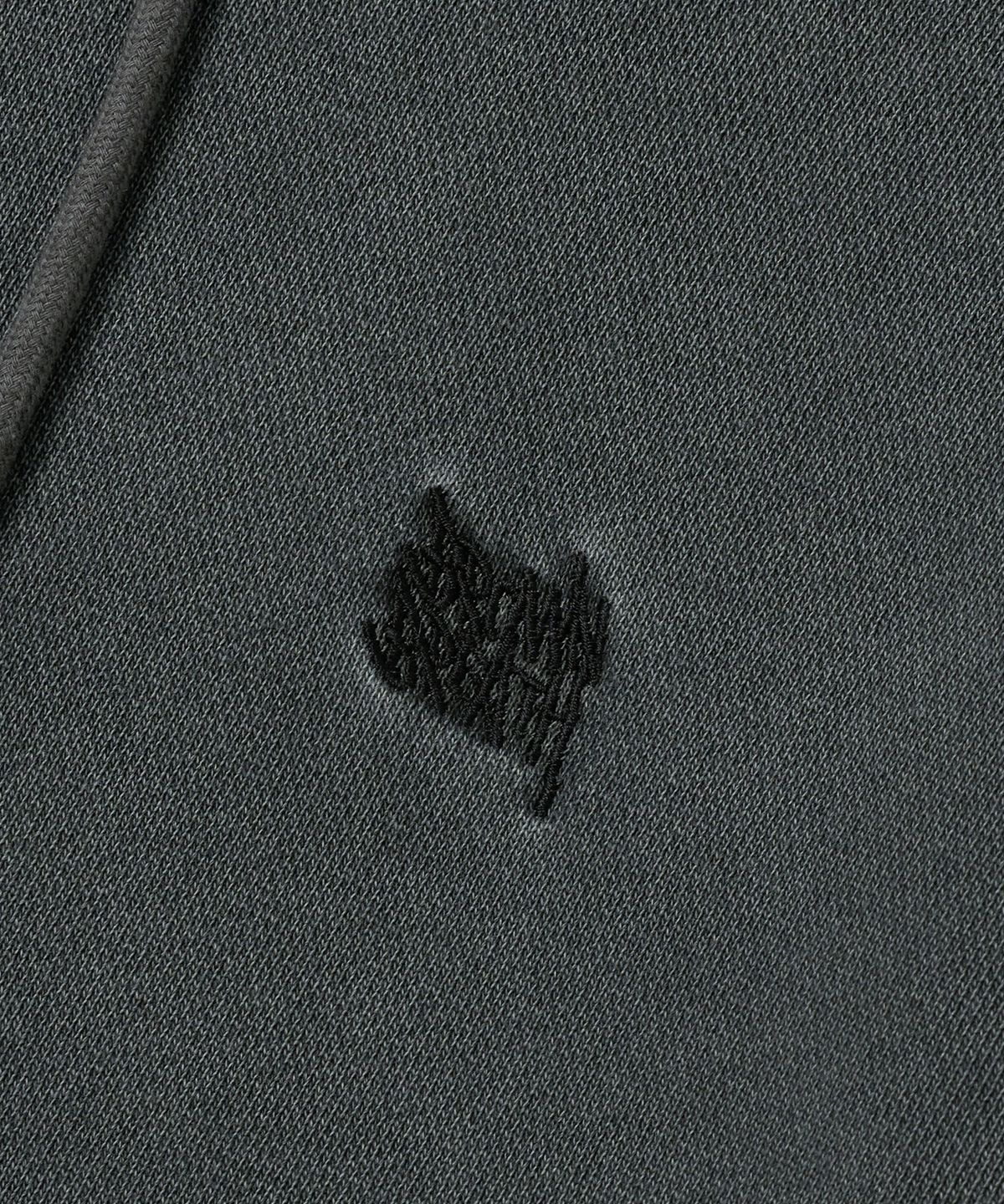 브라운브레스(BROWNBREATH) PIGMENT TAG HOODIE - CHARCOAL