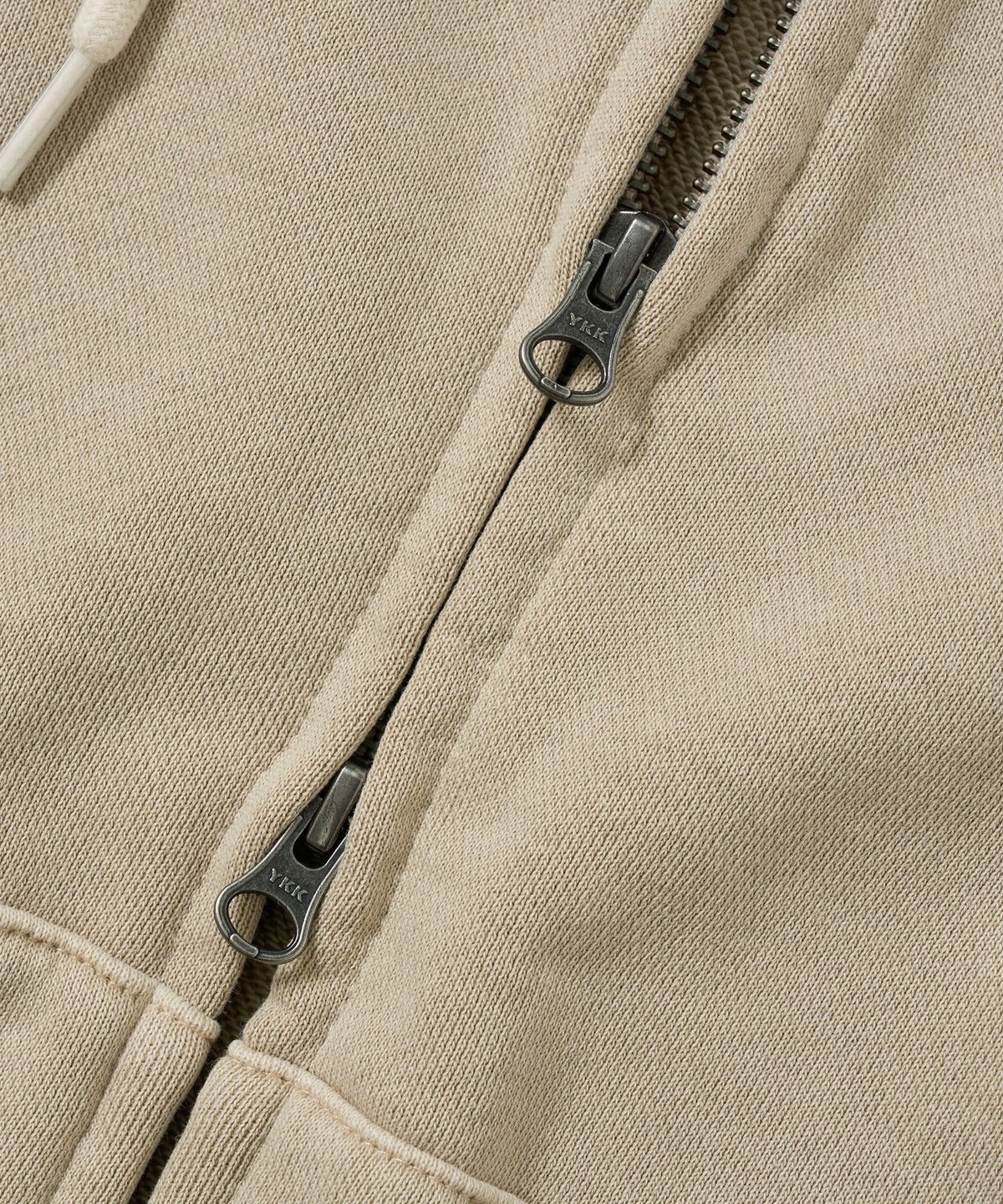 브라운브레스(BROWNBREATH) PIGMENT TAG HOOD ZIP UP - BEIGE